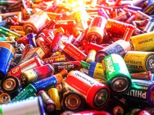 Nešiojamosios baterijos ir akumuliatoriai irgi kelia pavojų