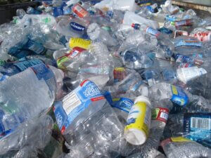 8 mitai apie plastiko perdirbimą: paaiškino, kodėl tai – tik paistalai