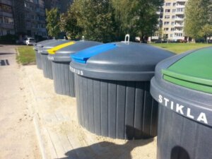 Metantys šiukšles į kaimynų konteinerį stipriai rizikuoja: kur, kada ir kaip galima palikti savo atliekas