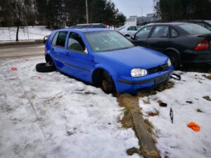 Artėjant žiemai – vertingas priminimas: kur kreiptis, jei daugiabučio kieme stovi užmirštas nebevažiuojantis automobilis