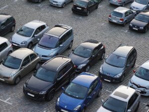 Daugėja išregistruotų automobilių – kokias aplinkosaugines problemas tai sprendžia
