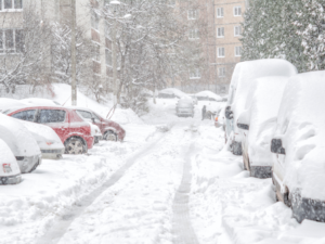 Snieguota žiema primena senas bėdas – ką daryti su vietą užimančiais nebevažiuojančiais automobiliais?