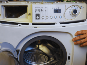 Sena skalbimo mašina ir ausinės: kiek ir ko vertingo jose slypi ir kiek CO2 sutaupoma perdirbant